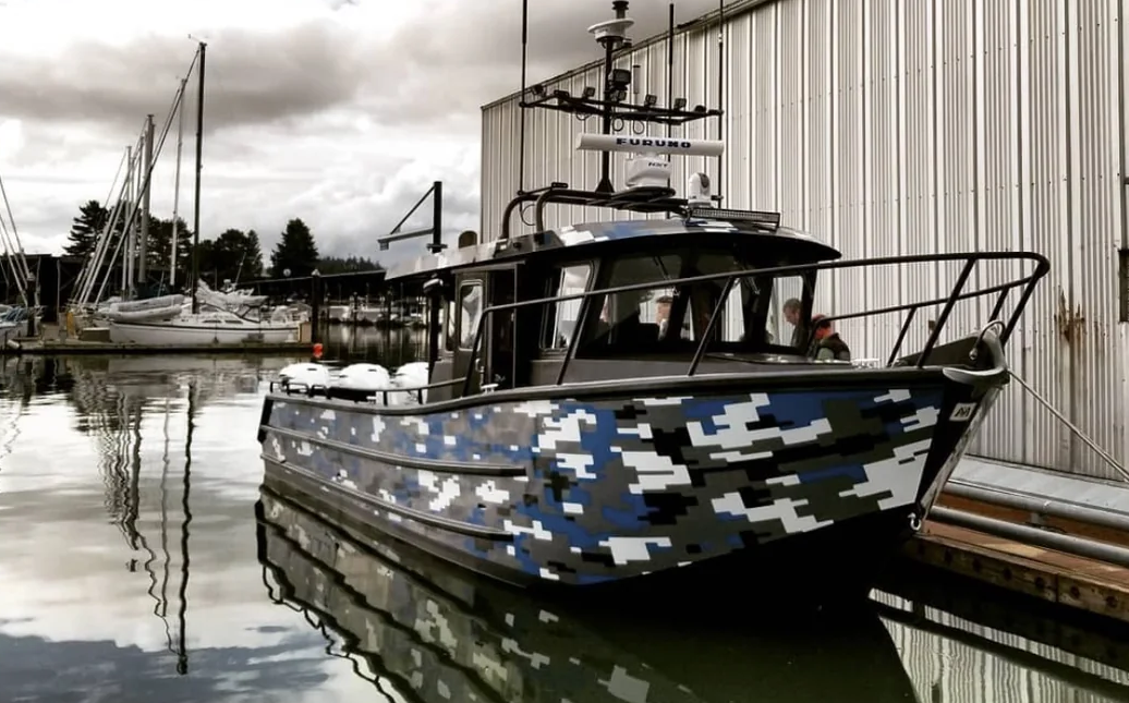 Covering sur la coque d'un bateau en digital camouflage