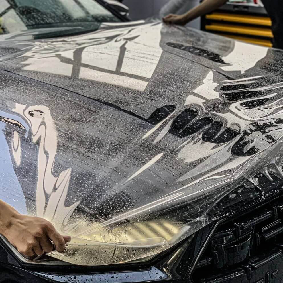 Film de protection transparent posé sur un capot