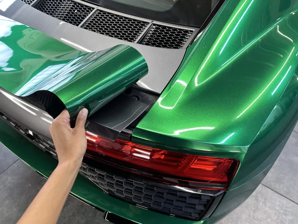 Aperçu d'une finition de covering brillant sur une voiture