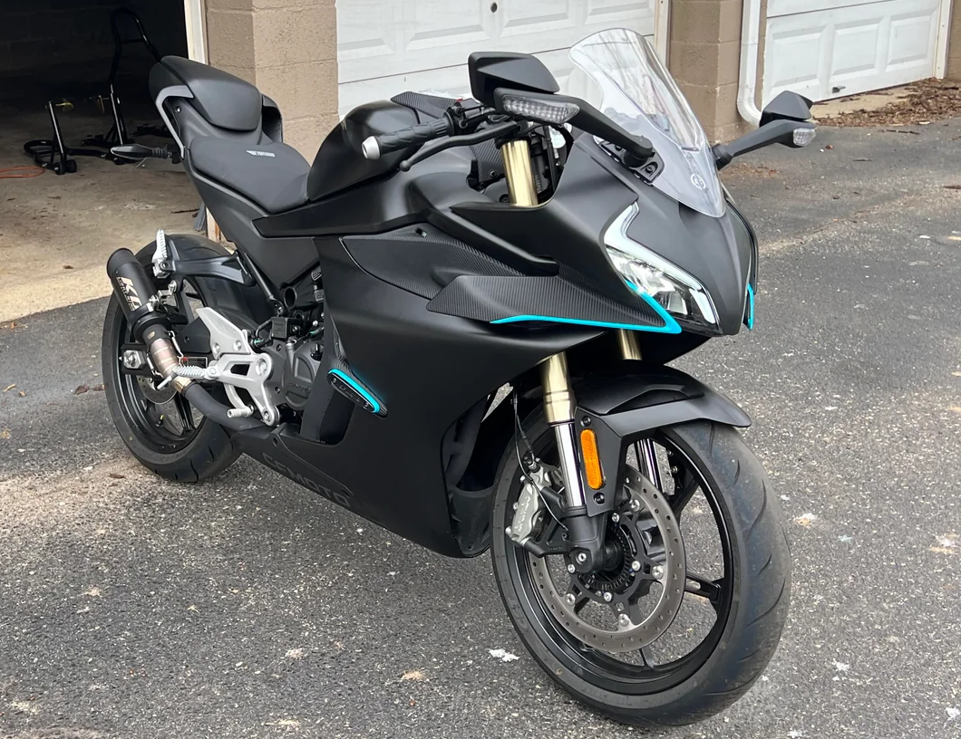 Covering sur moto de sport